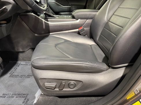 Used 2021 Toyota Highlander XLE AWD/4WD image 14