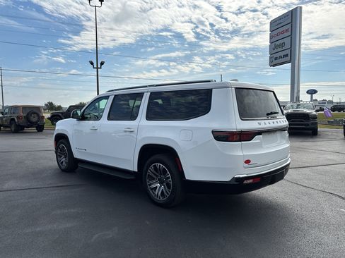 Used 2023 Jeep Wagoneer L Series II AWD/4WD image 11