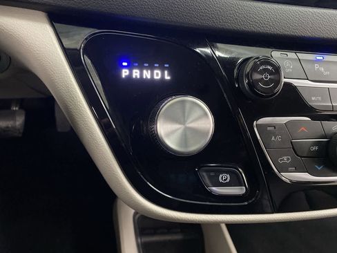 Used 2024 Chrysler Pacifica Touring-L image 26