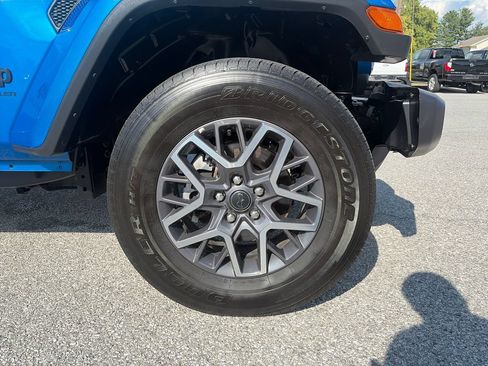 Used 2025 Jeep Wrangler Unlimited Sahara AWD/4WD image 47