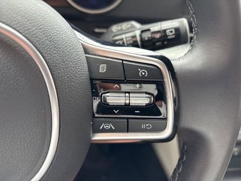 Used 2023 Kia Carnival LX image 20