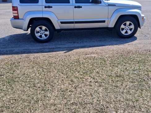 Used 2012 Jeep Liberty Sport image 4