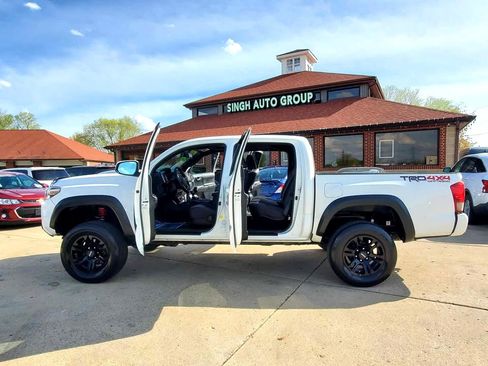 Used 2017 Toyota Tacoma TRD Off-Road image 5