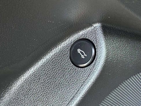 Used 2017 Chevrolet Cruze Premier image 30