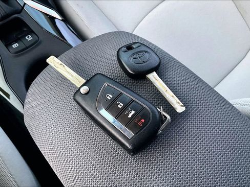 Used 2020 Toyota Corolla LE image 32