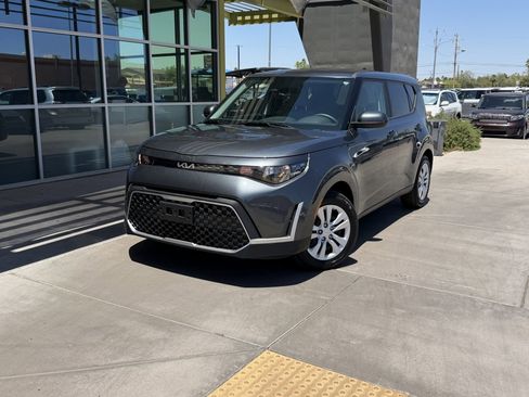 Used 2024 Kia Soul LX FWD image 2