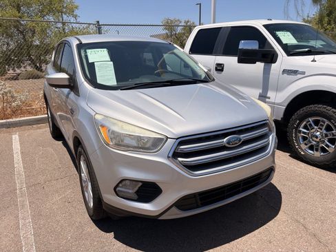 Used 2017 Ford Escape SE FWD image 3
