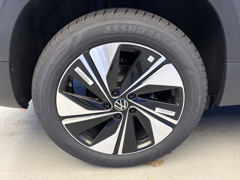 New 2026 Volkswagen Taos SE image 8