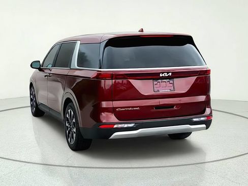 Used 2022 Kia Carnival EX FWD image 4