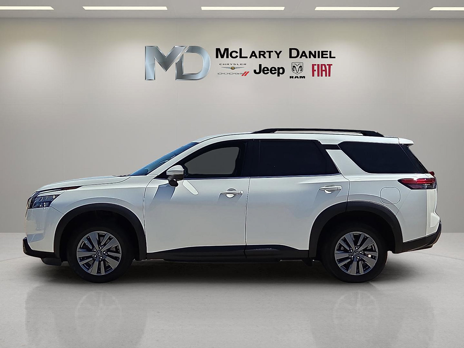 Used 2024 Nissan Pathfinder SV FWD image 3