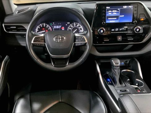 Used 2022 Toyota Highlander XLE AWD/4WD image 6