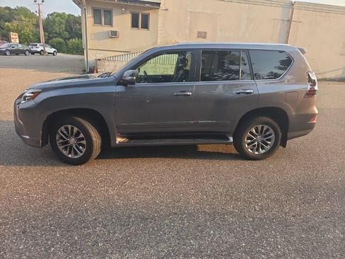 Used 2016 Lexus GX 460 Luxury w/ Preferred Accessory Package AWD/4WD image 3