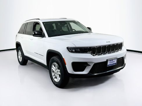 Used 2023 Jeep Grand Cherokee Laredo AWD/4WD image 3