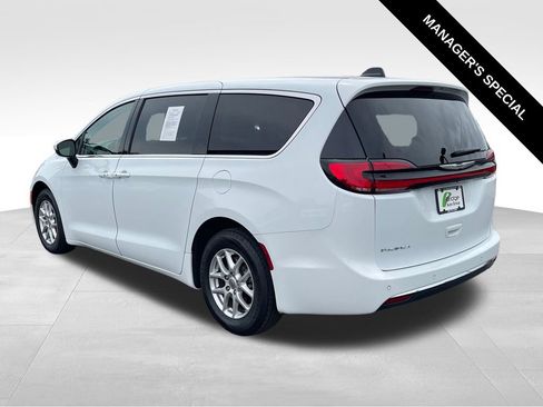 Used 2023 Chrysler Pacifica Touring-L FWD image 5