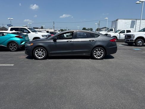Used 2020 Ford Fusion SE FWD image 3