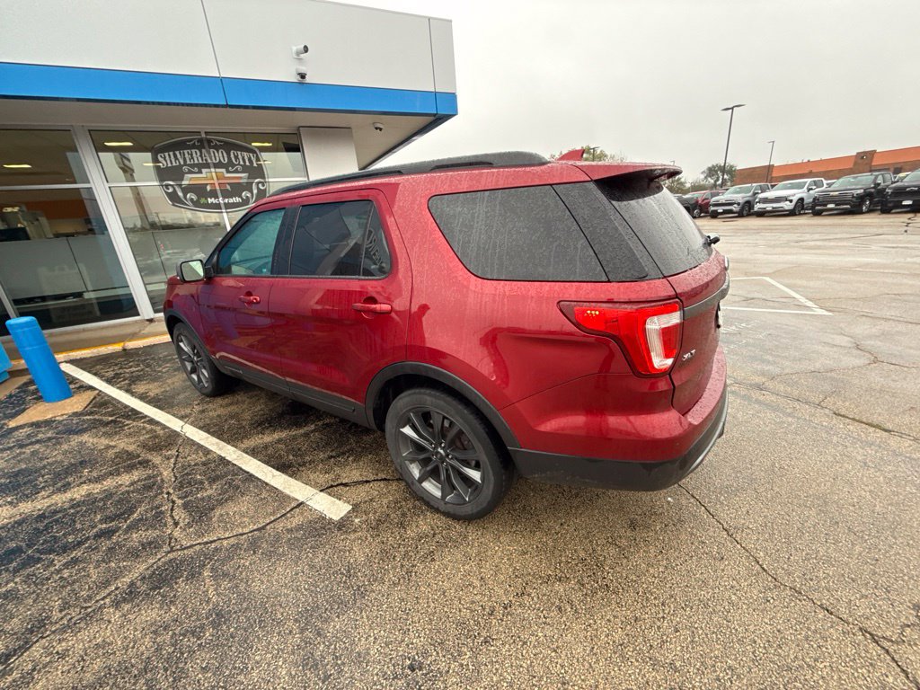Used 2017 Ford Explorer XLT w/ Equipment Group 202A AWD/4WD image 2