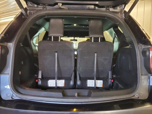 Used 2017 Ford Explorer XLT w/ XLT Technology Feature Bundle image 6
