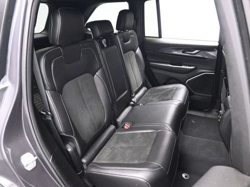 Used 2022 Jeep Grand Cherokee Altitude AWD/4WD image 18