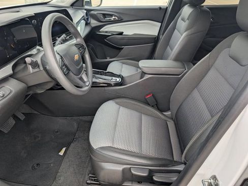 Used 2025 Chevrolet Trax LT FWD image 8