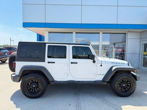 Used 2018 Jeep Wrangler Unlimited Rubicon w/ Connectivity Group image 32