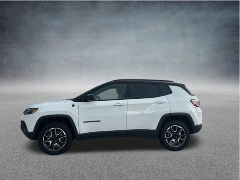 Used 2025 Jeep Compass Trailhawk AWD/4WD image 2