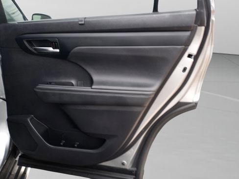 Used 2023 Toyota Highlander XLE image 36