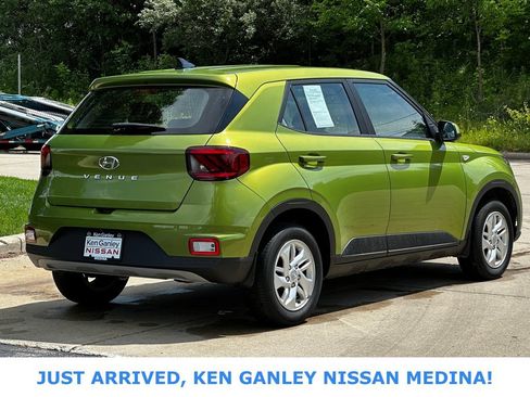 Used 2022 Hyundai Venue SE FWD image 3