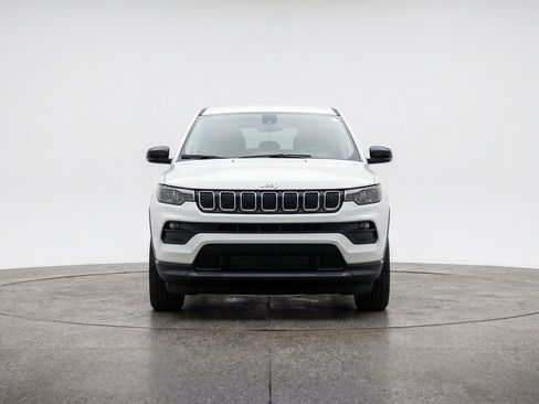 Used 2025 Jeep Compass Latitude AWD/4WD image 2