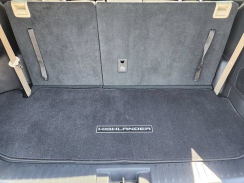 Used 2021 Toyota Highlander XLE AWD/4WD image 10