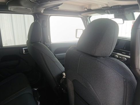 New 2025 Jeep Gladiator Sport image 17