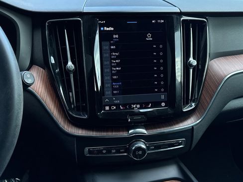 Used 2023 Volvo XC60 B5 Plus image 6