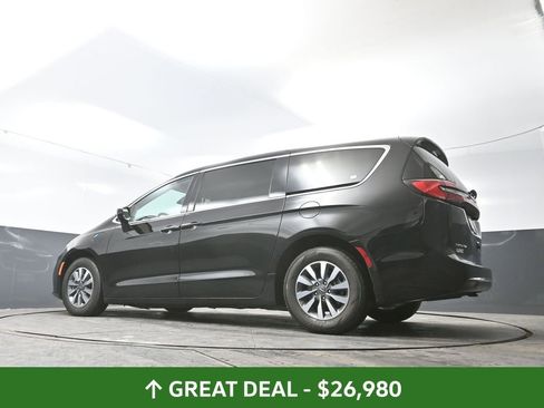 Used 2024 Chrysler Pacifica Select image 57