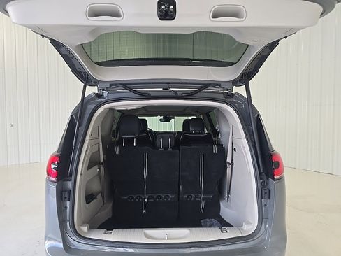 Used 2023 Chrysler Pacifica Limited image 20