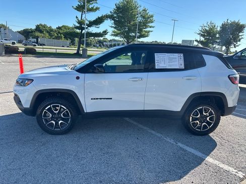 Used 2025 Jeep Compass Trailhawk AWD/4WD image 16