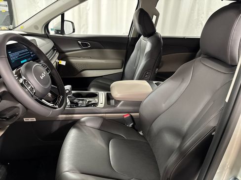 New 2026 Kia Carnival EX FWD image 3