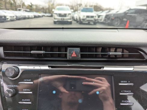 Used 2018 Toyota Camry SE w/ Audio Package FWD image 20