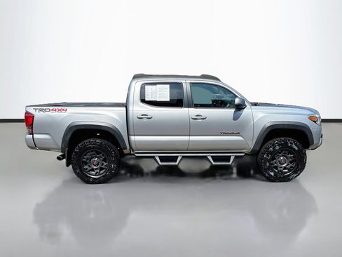 Used 2017 Toyota Tacoma TRD Off-Road w/ Premium & Technology Package AWD/4WD image 8