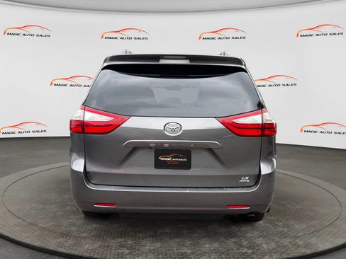 Used 2017 Toyota Sienna LE AWD/4WD image 9