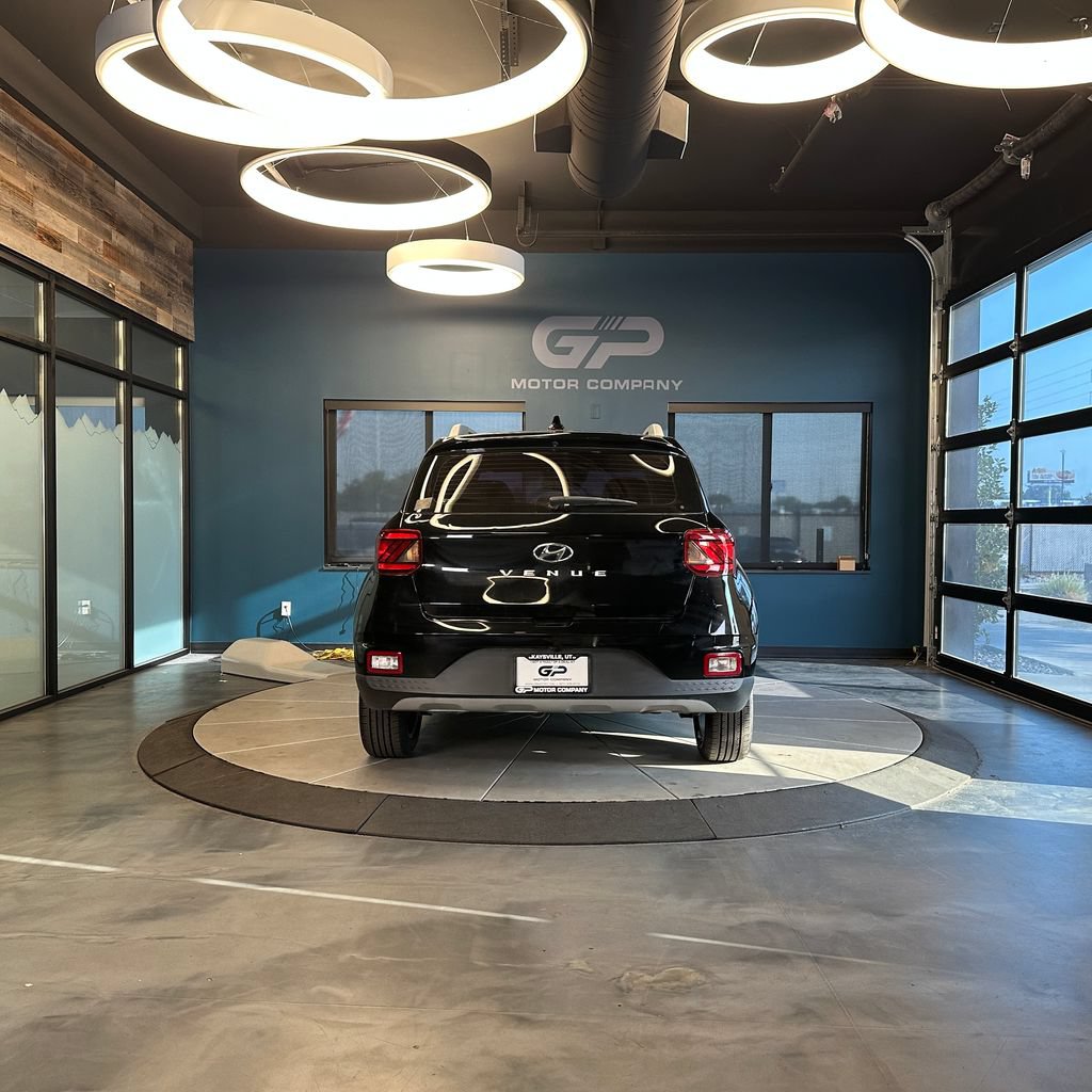 Used 2022 Hyundai Venue SEL FWD image 4