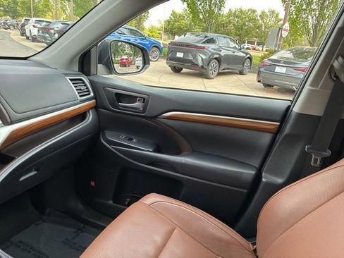 Used 2019 Toyota Highlander Limited AWD/4WD image 34