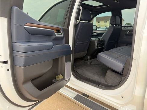 Used 2023 Chevrolet Silverado 1500 High Country w/ High Country Premium Package AWD/4WD image 18