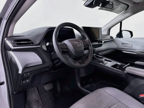 Certified 2025 Toyota Sienna LE FWD image 9
