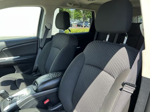 Used 2019 Dodge Journey SE w/ Connectivity Group FWD image 16
