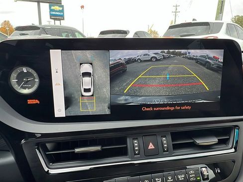 Used 2025 Lexus ES 300h w/ Luxury Package image 31