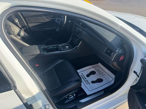 Used 2016 Jaguar XF S image 11