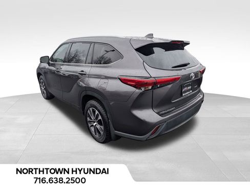 Used 2022 Toyota Highlander XLE image 3