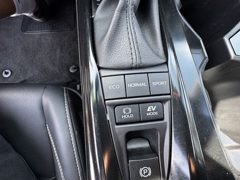 Used 2025 Toyota Camry SE FWD image 12