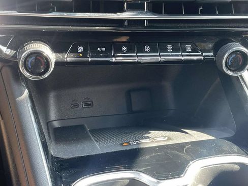 Used 2026 Chevrolet Traverse LT FWD image 15