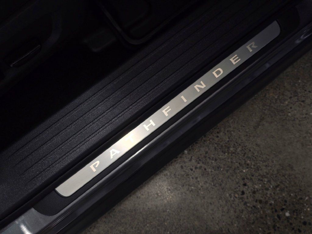 Used 2025 Nissan Pathfinder Platinum AWD/4WD image 33