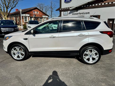 Used 2019 Ford Escape Titanium image 2